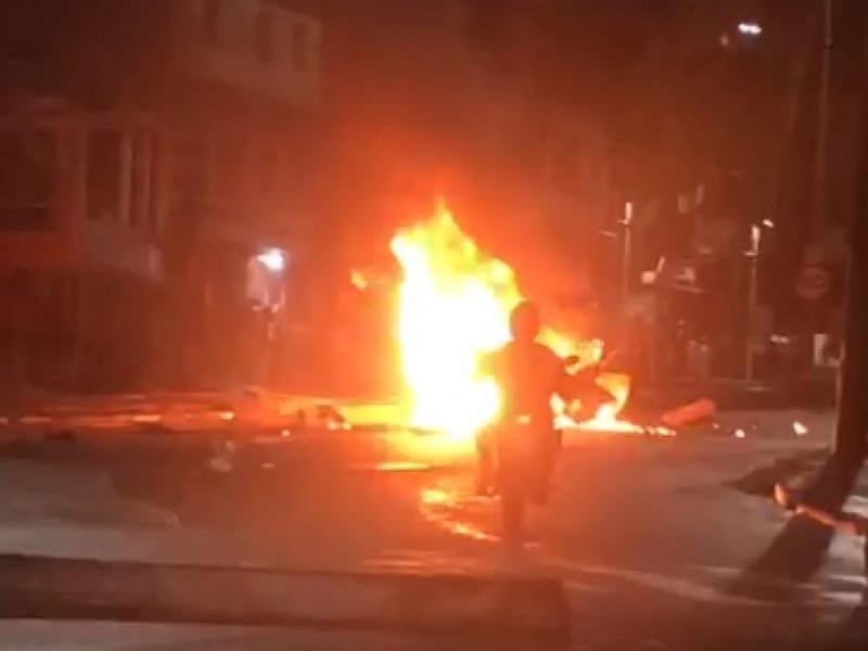 Imagem de VÍDEO: Carro pega fogo e explode na Avenida Suburbana