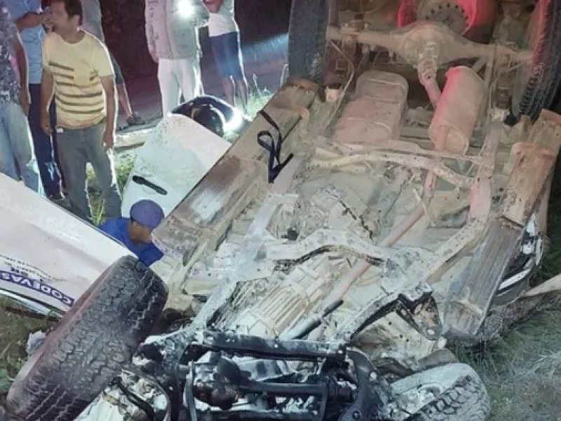 Imagem de Funcionários da Codevasf morrem após batida entre carro e carreta na BR-101 
