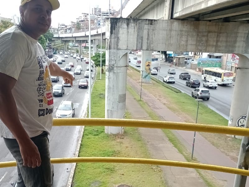Imagem de Força do Povo: moradores cobram acesso a canteiro central através de passarela na avenida Bonocô