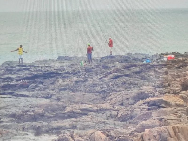 Imagem de Pescador morre na praia do Farol da Barra após passar mal