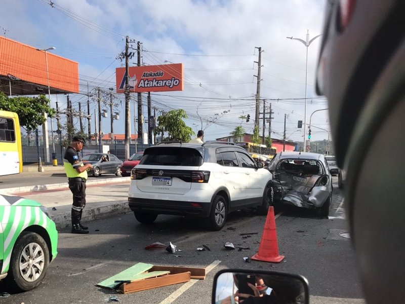 Imagem de Veículo tem traseira destruída após ser atingido por SUV na Avenida Suburbana