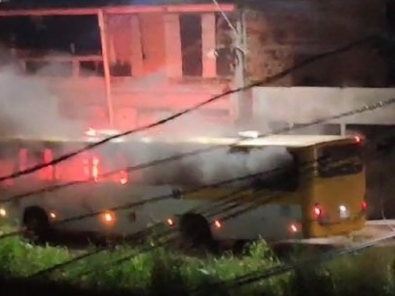 Imagem de Ônibus é incendiado por criminosos armados no bairro de Paripe 