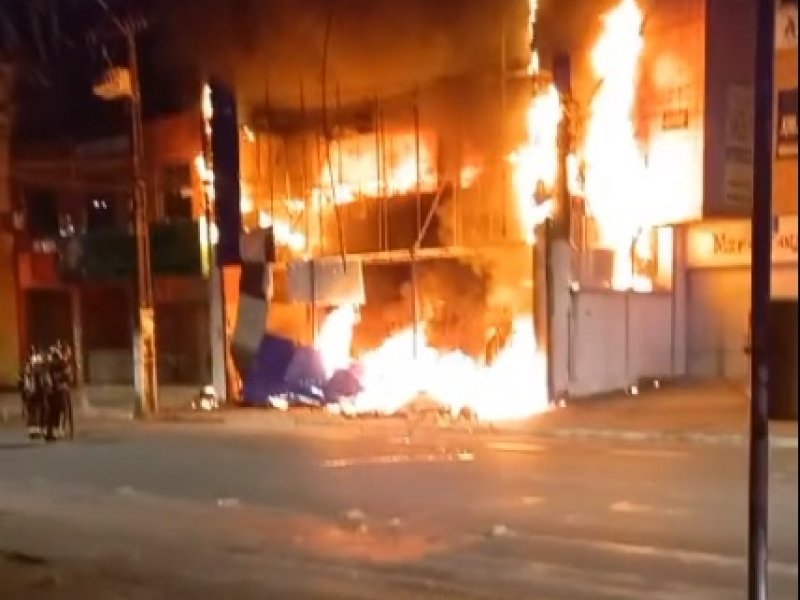 Imagem de Segunda loja de móveis da mesma rede pega fogo em menos de uma semana na Bahia; ASSISTA