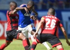 Imagem de Com um a menos, Vitória arranca empate com Cruzeiro no Mineirão