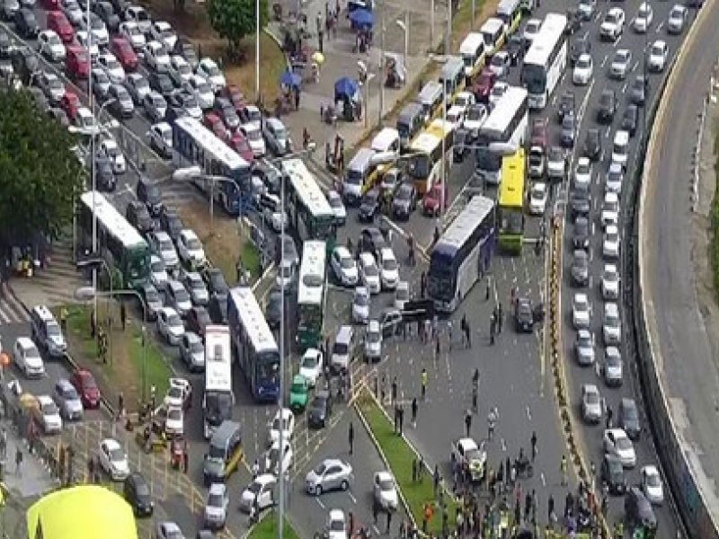 Imagem de Protesto de mototaxistas provoca congestionamento na Avenida ACM