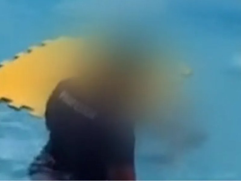 Imagem de Professor de natação é demitido após criança ficar submersa e chorar durante aula 