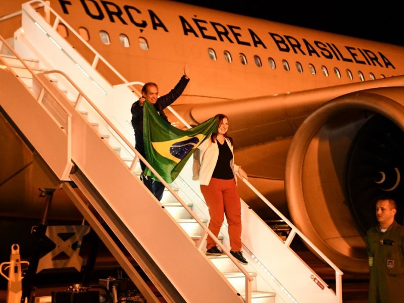 Imagem de Chega a Brasília primeiro avião trazendo brasileiros de Israel