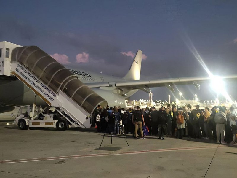Imagem de Chega ao Brasil segunda aeronave com brasileiros resgatados de Israel