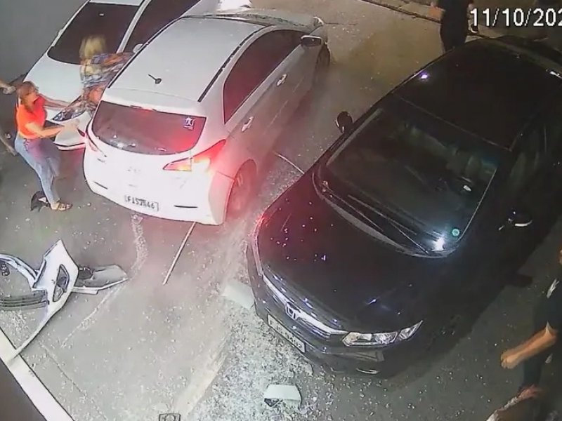 Imagem de VÍDEO: Mulher tem surto e atropela várias pessoas após briga por vaga de estacionamento