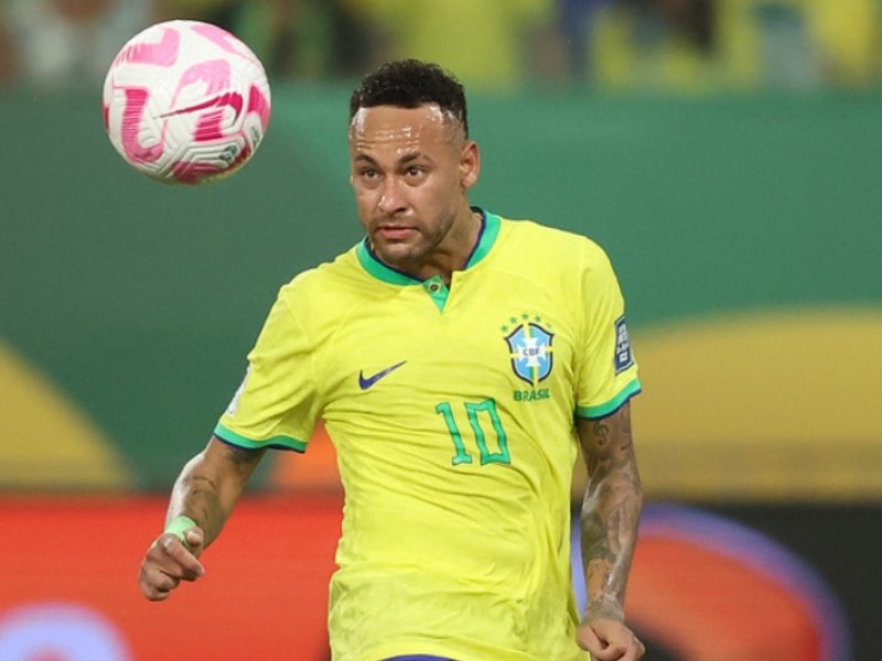 Imagem de VÍDEO: Revoltado com empate da Seleção em Cuiabá, torcedor acerta pipoca em Neymar