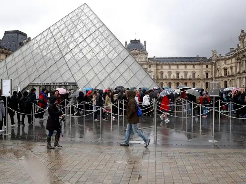 Imagem de Museu do Louvre, em Paris, é evacuado após ameaça de bomba