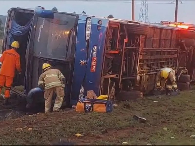 Imagem de Ônibus tomba após tentativa de fulga de fiscalização e cinco pessoas morrem
