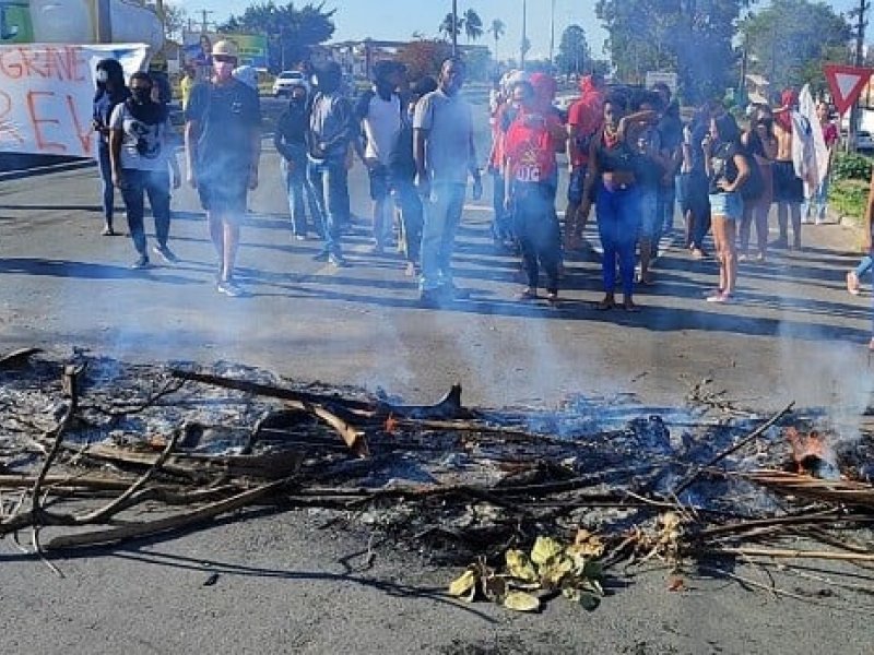 Imagem de Estudantes da Uefs bloqueiam rodovia federal durante manifestação
