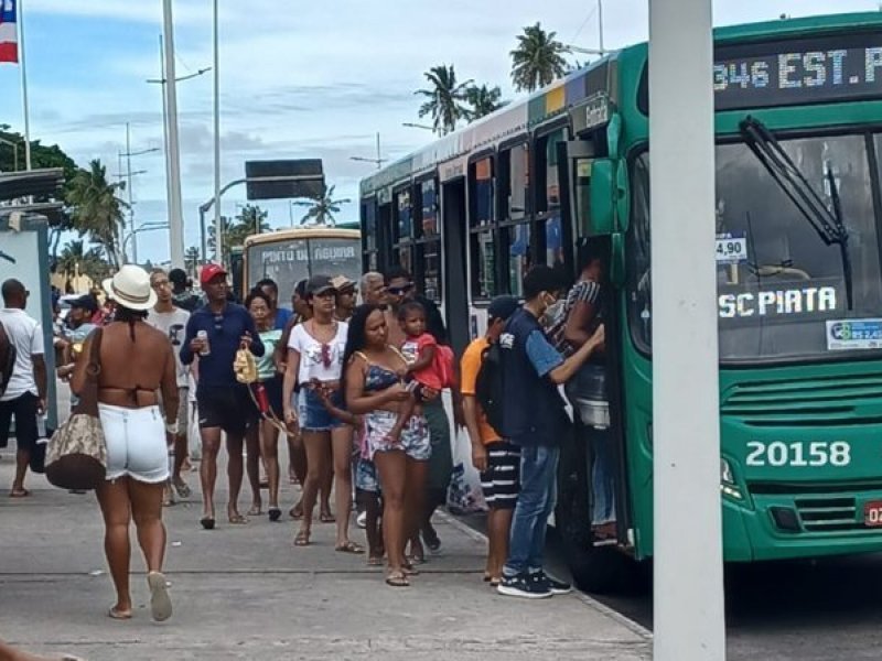 Imagem de Rodoviários atrasam saídas de ônibus em duas garagens de Salvador na manhã desta quinta (26)