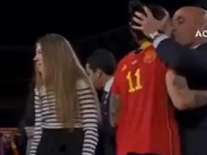 Imagem de Ex-presidente da Federação Espanhola é banido do futebol por três anos após beijo forçado