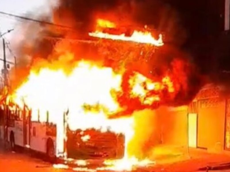 Imagem de Ônibus é incendiado em Cajazeiras 8 e prefeitura suspende serviço