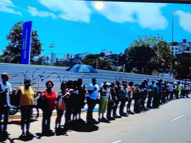 Imagem de Servidores da Semob e transalvador protestam nos Barris, em Salvador
