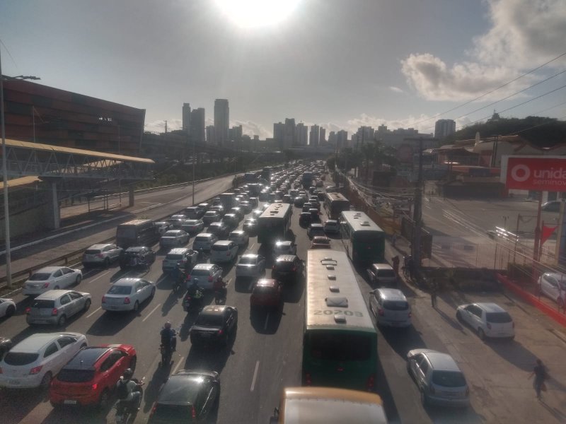 Imagem de Ocorrência no Viaduto Raul Seixas causa intenso congestionamento na Avenida ACM
