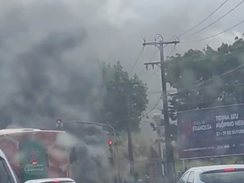 Imagem de Em protesto, moradores colocam fogo em pneus e provoca retenção de trânsito em Mussurunga; assista