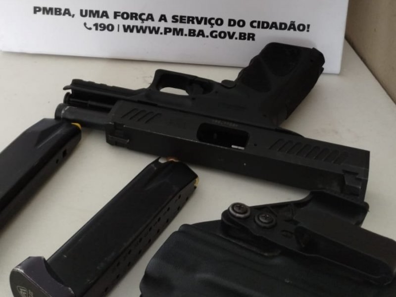 Imagem de PM recupera arma de aluno oficial roubada na Praia de Jaguaribe