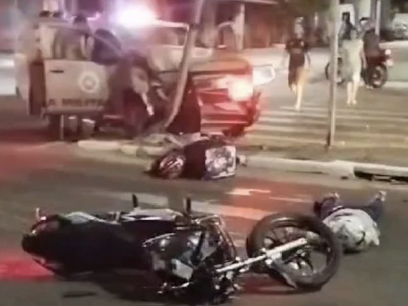Imagem de Seis pessoas ficam feridas em colisão entre viatura da PM e moto em Feira de Santana