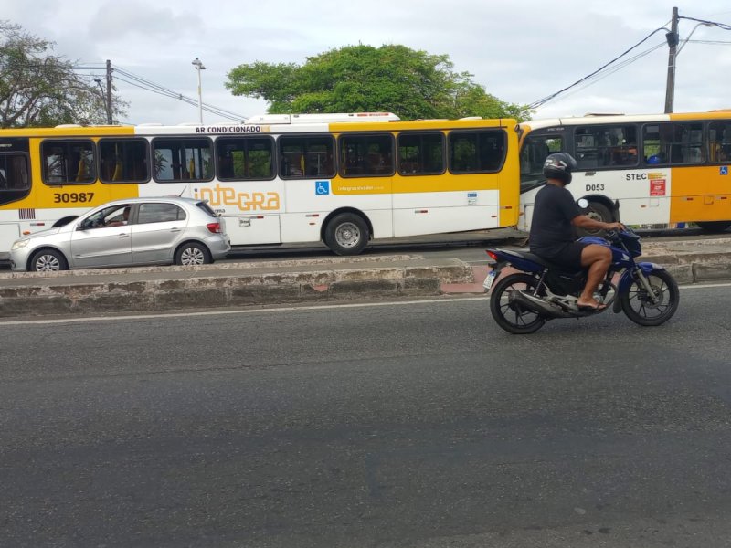 Imagem de Dois ônibus e um micro-ônibus se envolvem em engavetamento na Suburbana