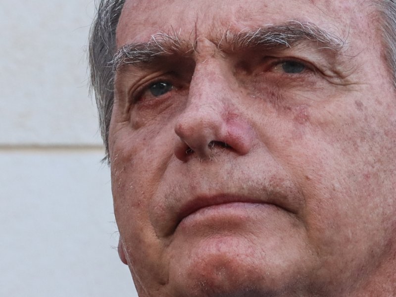 Imagem de Ministro do TSE condena Bolsonaro à inelegibilidade pela terceira vez