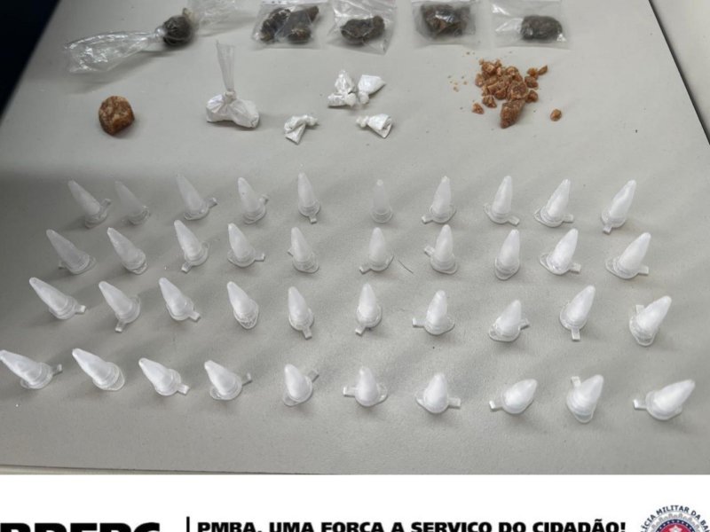 Imagem de PM apreende sacola com cocaína, maconha e crack no Comércio