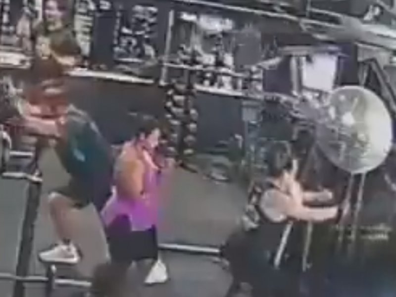 Imagem de VÍDEO: Aparelho cai em cima de homem durante exercício na academia