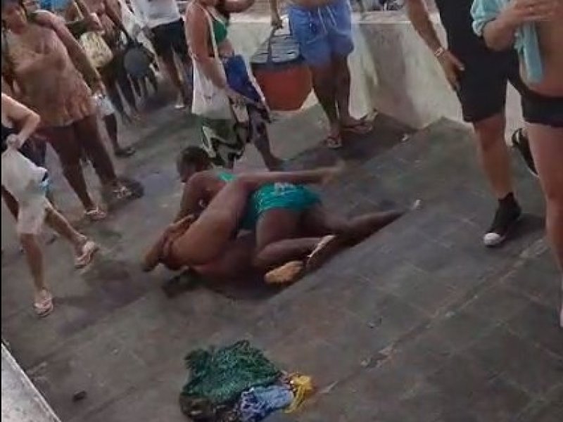 Imagem de Briga entre mulheres causa rebuliço na praia da Barra; ASSISTA