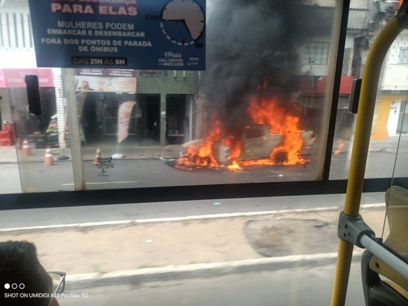 Imagem de Vídeo mostra carro em chamas no bairro do Cabula; assista 