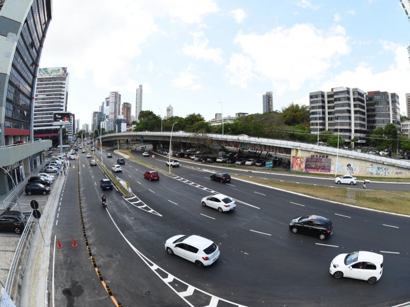 Imagem de Prefeitura entrega novo pontilhão na Avenida Tancredo Neves; obra custou R$ 8,4 milhões