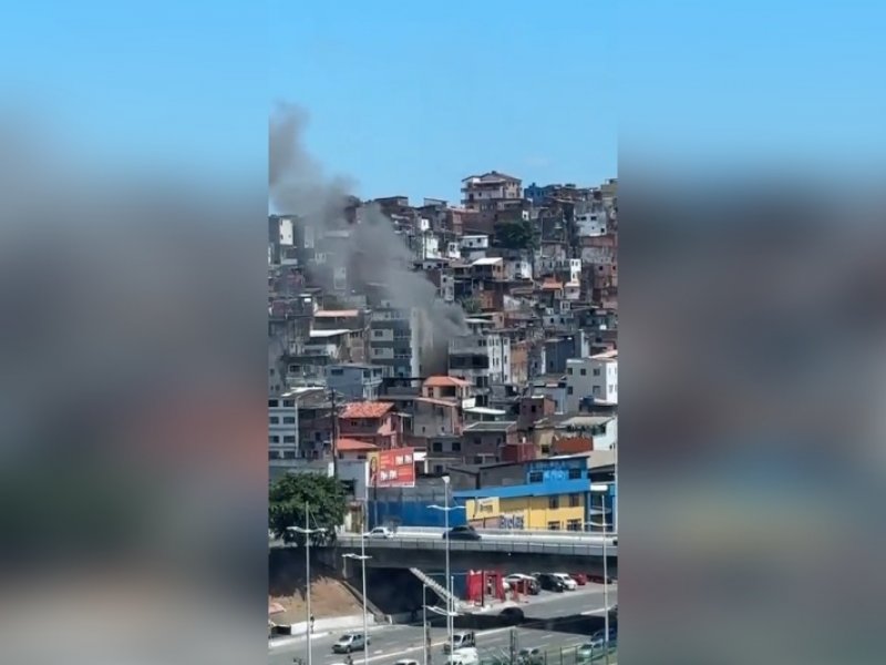 Imagem de VÍDEO: Incêndio atinge residência no bairro de Pernambués
