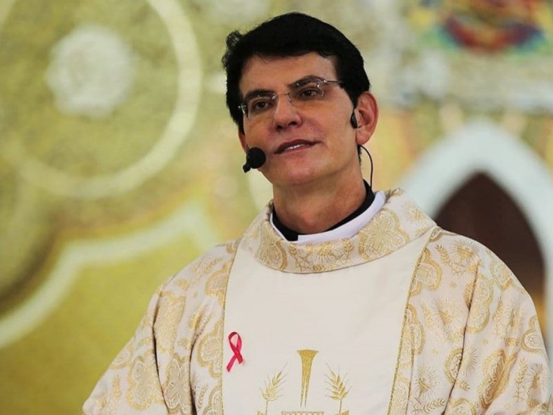 Imagem de Após complicações em cirurgia na coluna, Padre Reginaldo Manzotti pede orações