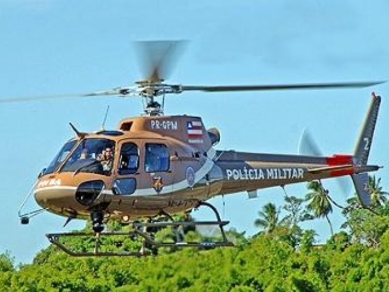 Imagem de PM resgata ocupantes de aeronave na Ilha de Itaparica