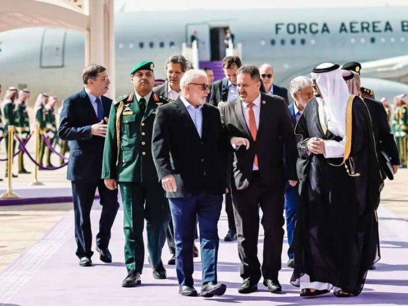 Imagem de Lula desembarca na Arábia onde apresenta projetos de investimento
