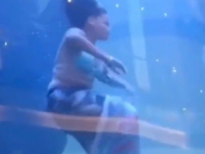 Imagem de VÍDEO: Sereia profissional fica presa em aquário de shopping e quase se afoga