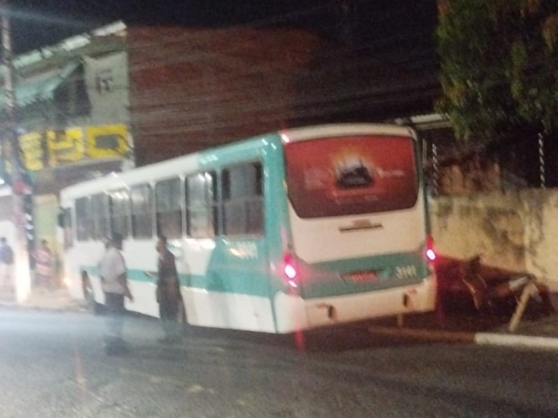 Imagem de VÍDEO: Ônibus atinge imóvel após motorista passar mal em Alagoinhas