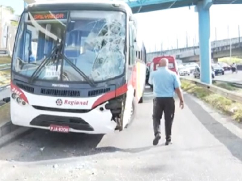 Imagem de Batida entre dois ônibus deixa quatro feridos em ponto na Jaqueira do Carneiro