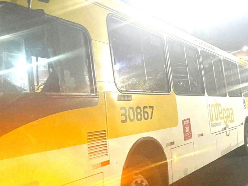Imagem de Ônibus que havia sido furtado é recuperado pela PM na Suburbana
