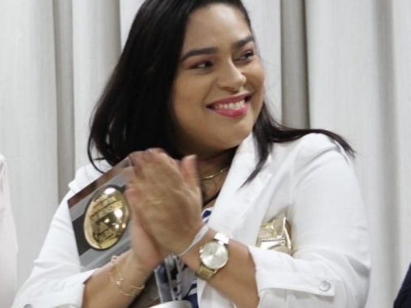 Imagem de Coordenadora de jornalismo da Salvador FM recebe troféu na AL-BA por destaque em cobertura política em 2023