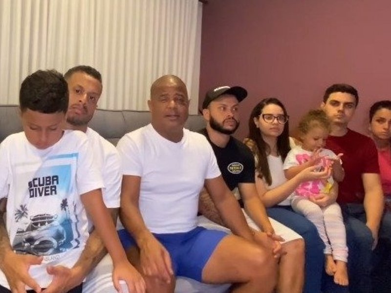 Imagem de Após sequestro, Marcelinho Carioca posta vídeo ao lado da família: 'bom estar de volta'; ASSISTA