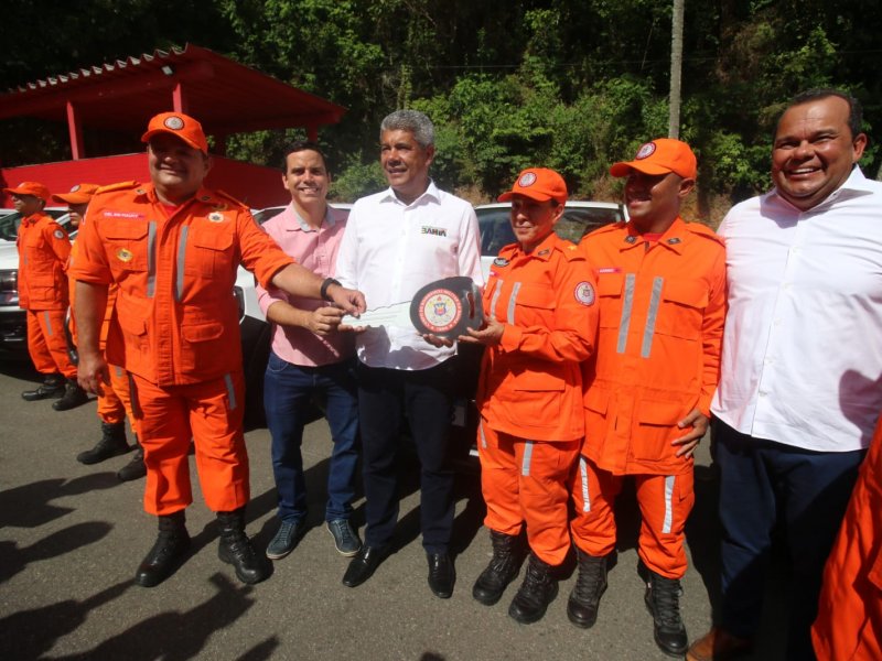 Imagem de Governo entrega 25 viaturas para reforçar trabalho do Corpo de Bombeiros na Bahia