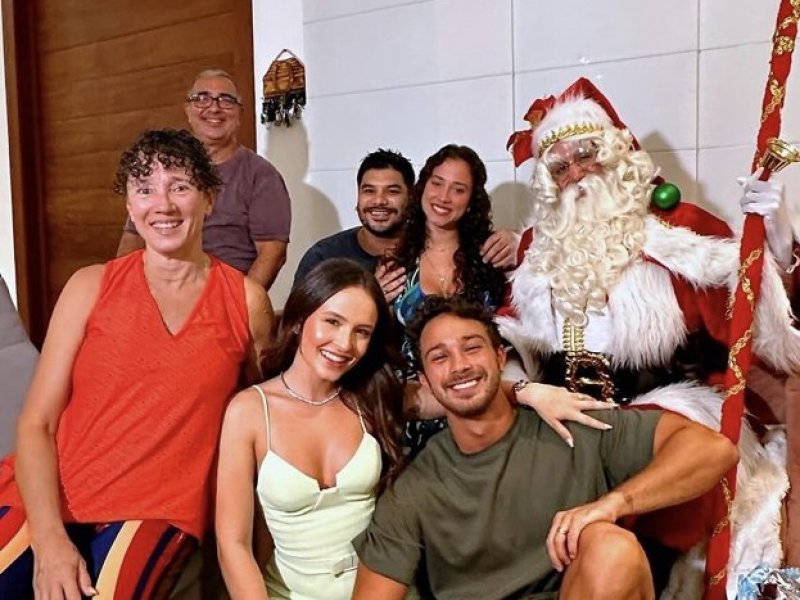 Imagem de Um ano após romper com os pais, Larissa Manoela curte Natal com família de André Luiz Frambach