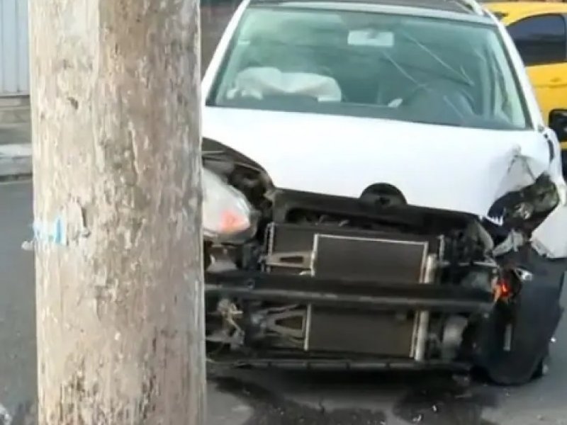 Imagem de Motorista fica ferido após carro bater em poste no Rio Vermelho