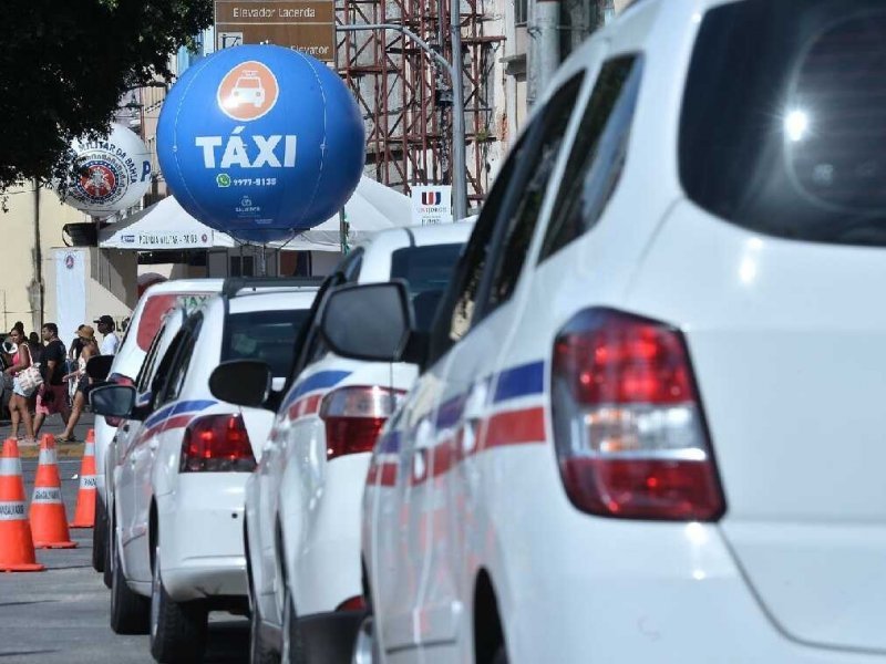 Imagem de Taxistas voltam a alternar tarifas em Salvador após período de cobrança única da bandeira 2 