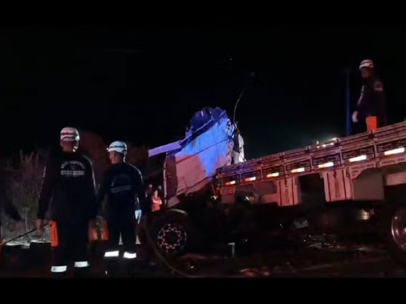 Imagem de Prefeitura faz velório coletivo após acidente entre caminhão e ônibus matar 24 pessoas  
