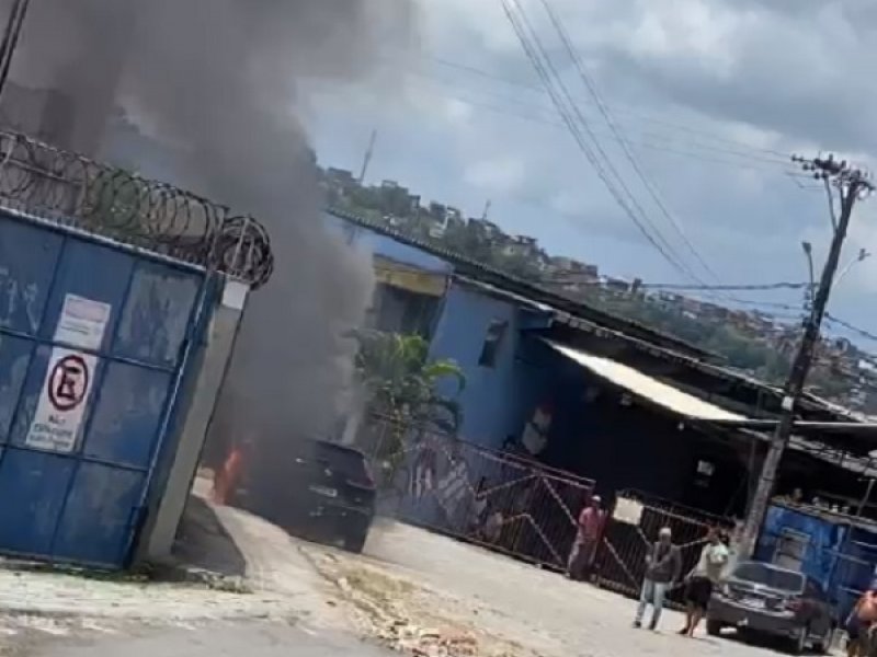 Imagem de Empresário tem carro incendiado após se recusar a pagar propina para traficantes no Lobato