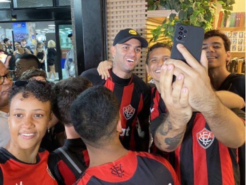 Imagem de Torcida do Vitória recepciona Luan no Aeroporto; assista