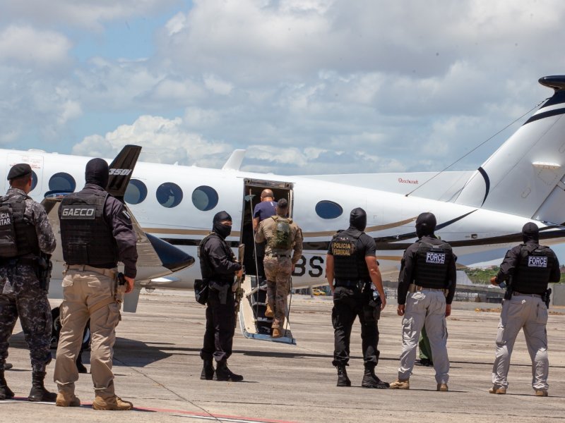 Imagem de PMs integrantes de organização criminosa na Bahia são transferidos para presídio federal